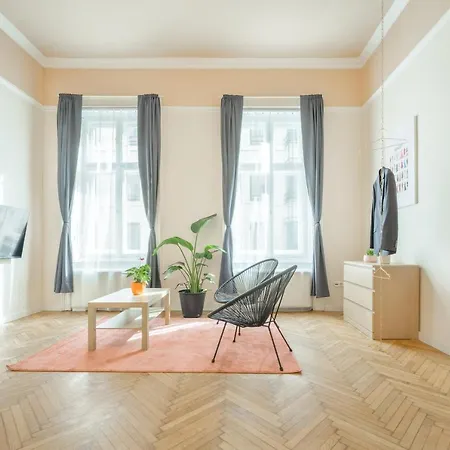 Seasons Andrassy Apartment