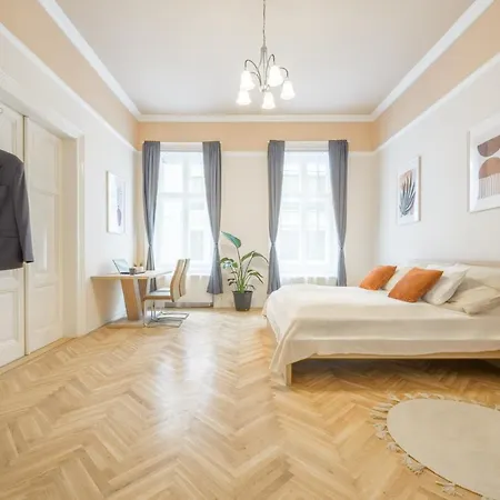 Seasons Andrassy Apartment