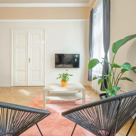 Seasons Andrassy Apartment