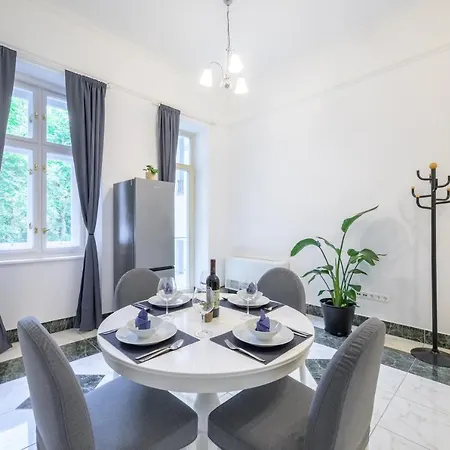 Apartment Seasons Andrassy