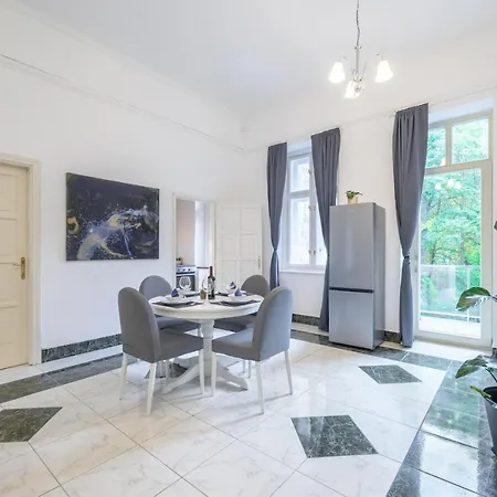 Seasons Andrassy Apartment *